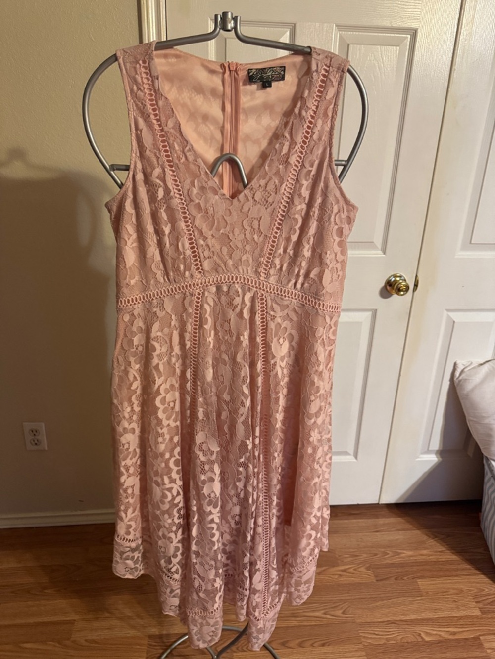 Lace V-Neck Midi Dress in Blush Pink